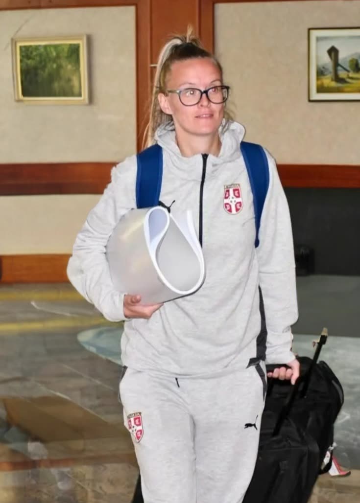 Trener i igrač analiziraju snimak utakmice